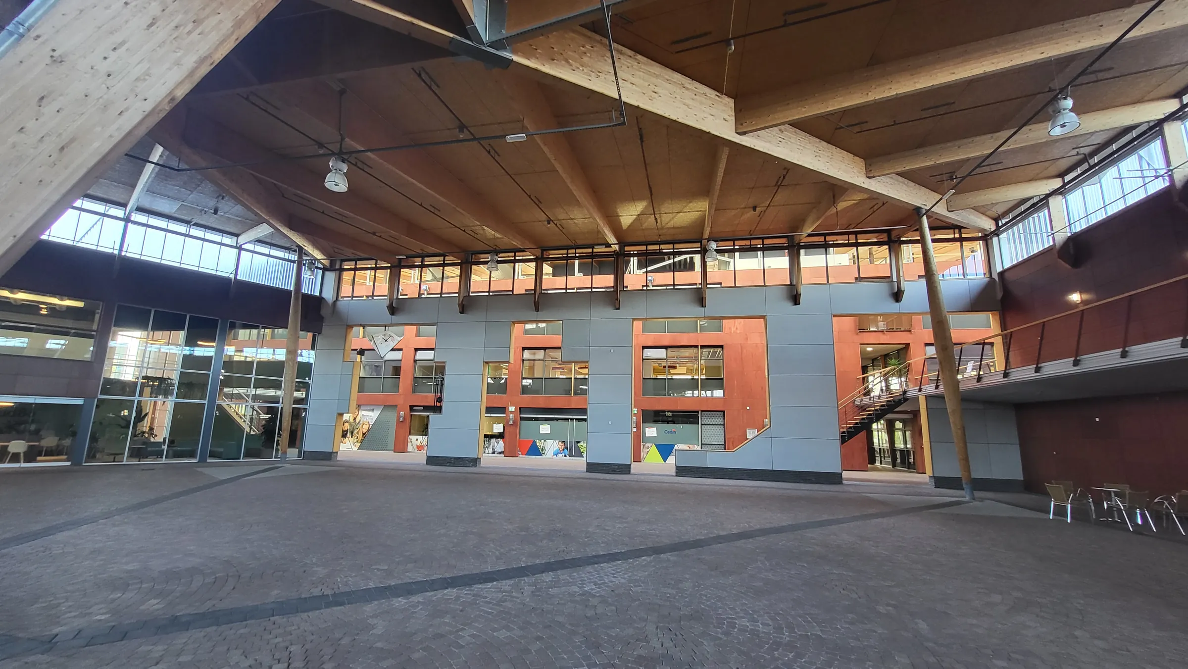 Het lege binnenplein van het verzamelpand, met houten kolommen en kantoren rondom