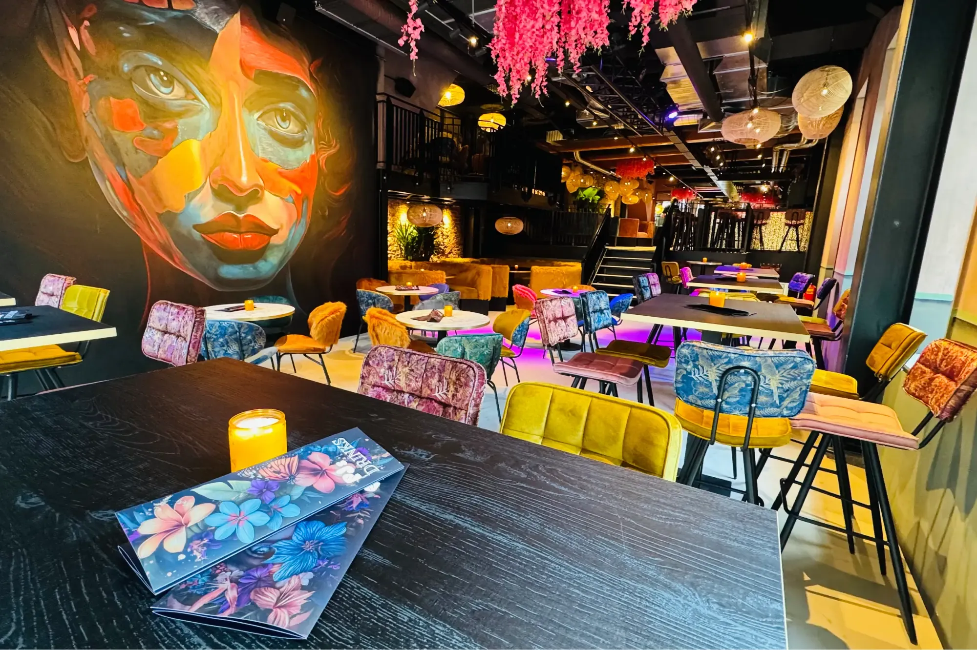 Een grote muurschildering van een gezicht boven het restaurant van PJ's in Groningen