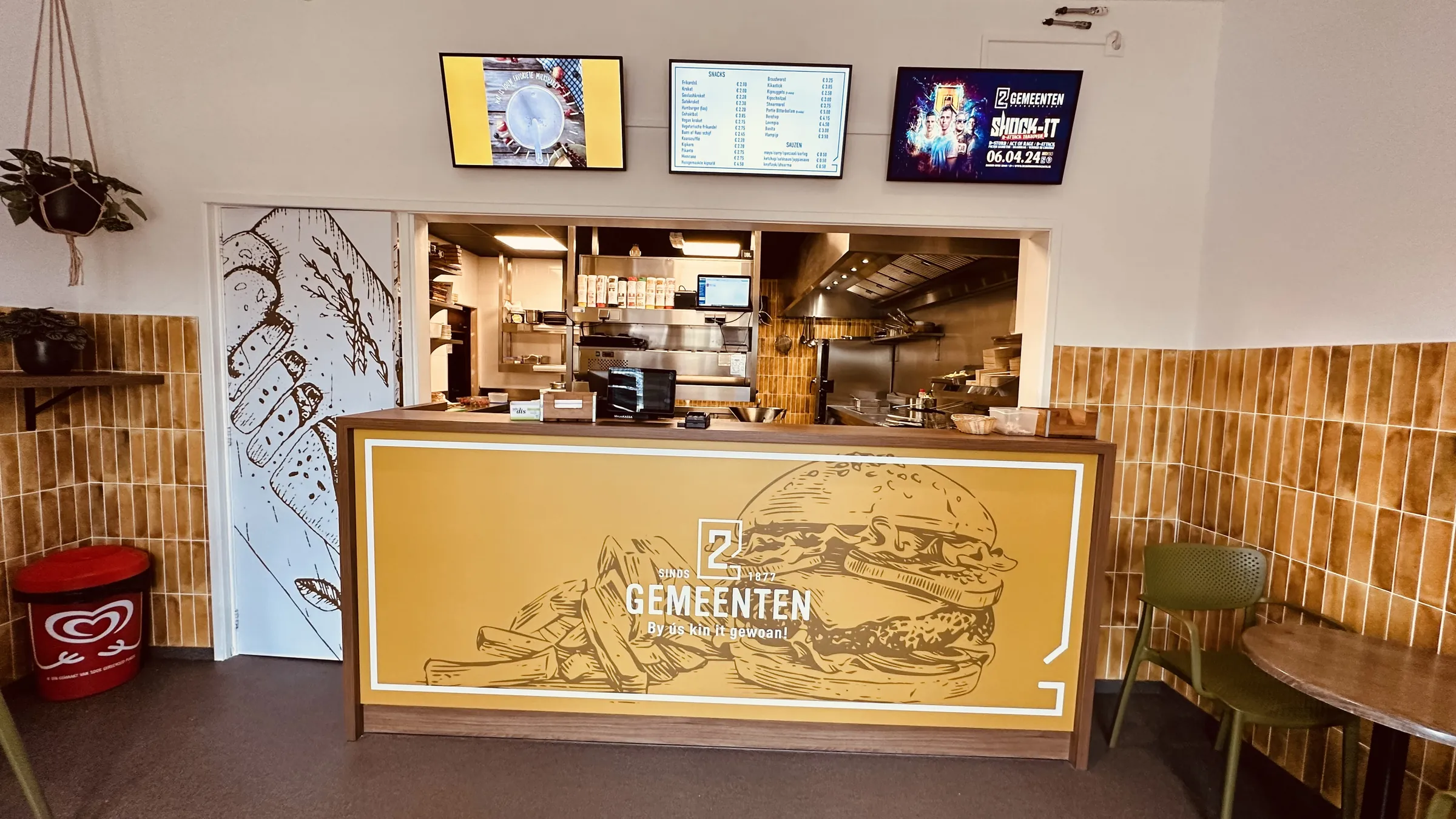 De opgeleverde balie van Snackbar De 2 Gemeenten in Jirnsum, in de gele bedrijfskleur