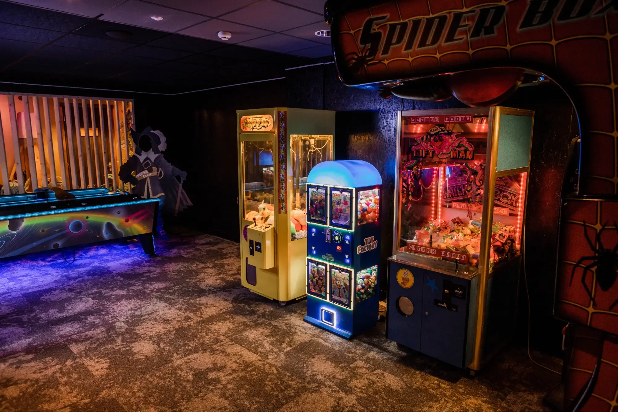 Arcadekasten en grijpautomaten onder gekleurd licht