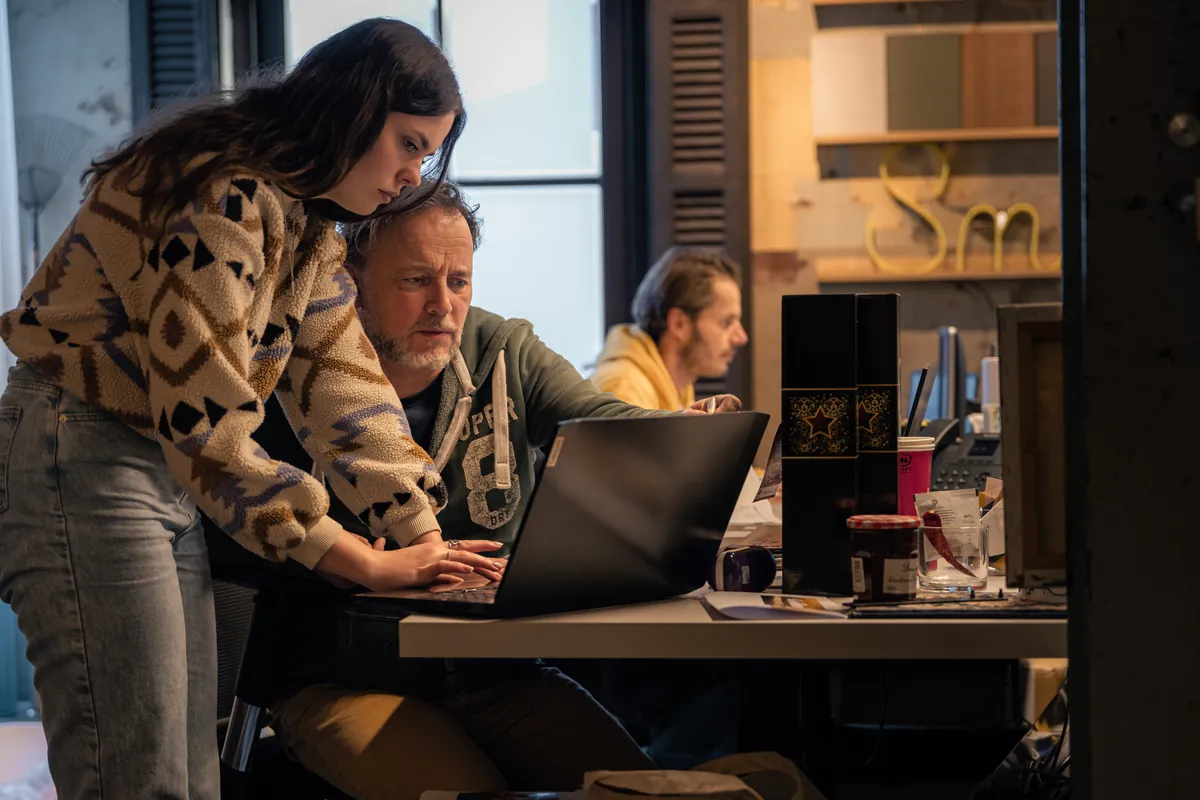 Twee mensen van Distinkt kijken samen op een laptop aan de werktafel in Joure